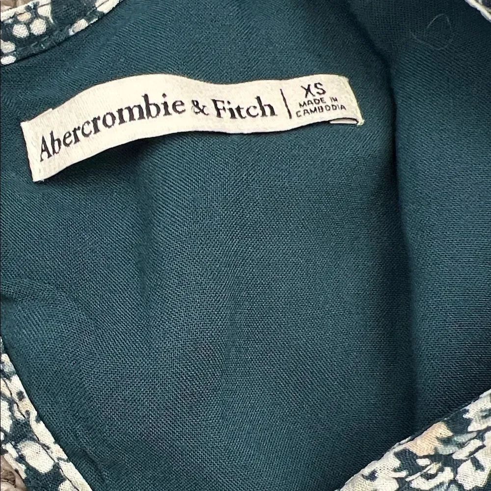 Like New! Abercrombie and Fitch Puff Sleeve Tie back Floral Top in Size XS - Picture 9 of 14